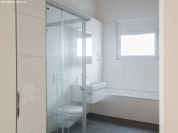 Bad mit Dusche und Badewanne